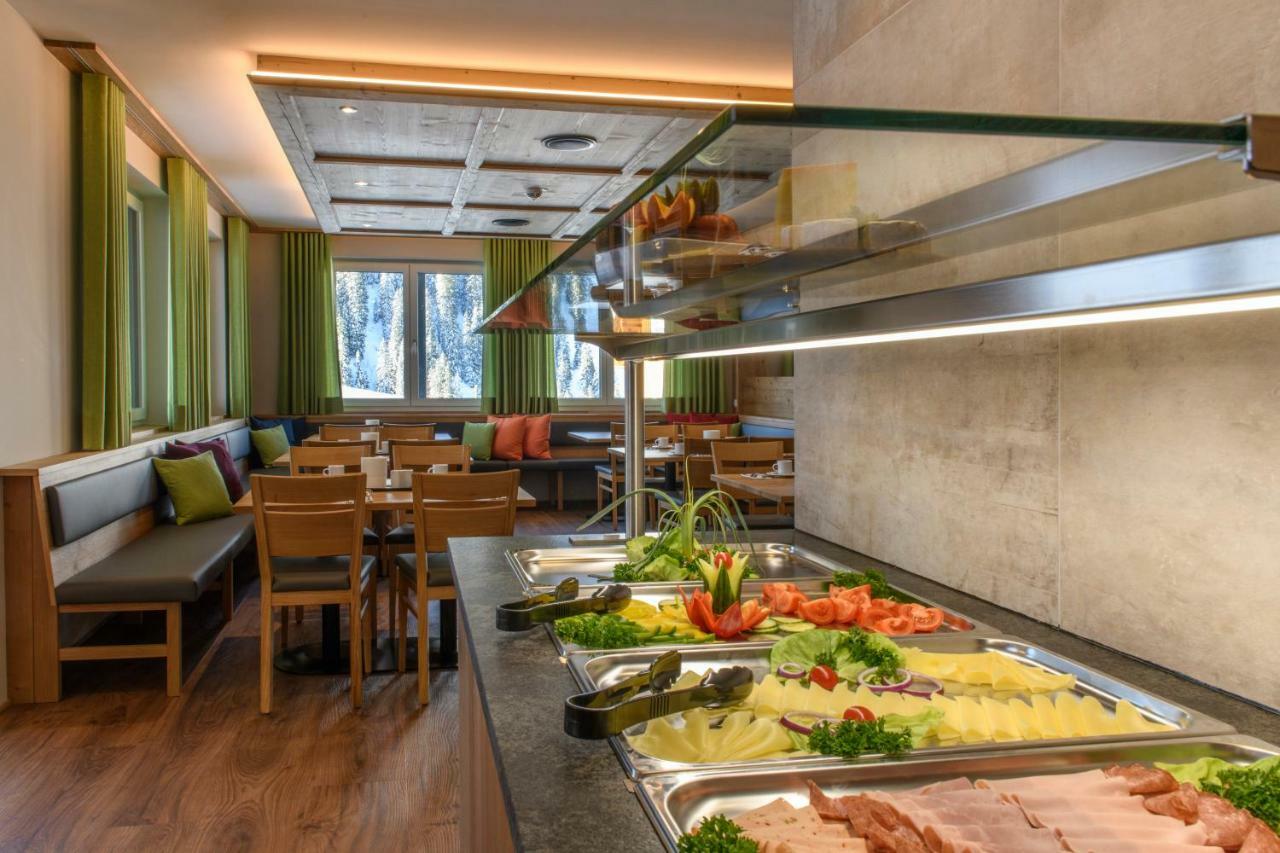 Almstueble Bergfrieden Hotel Damuels Kültér fotó